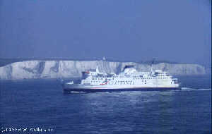 Personenfhre vor den White Cliffs of Dover