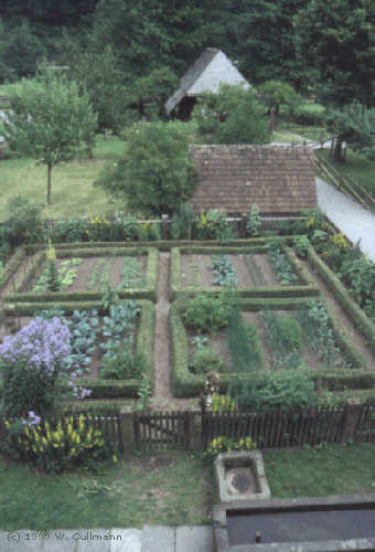 Blick vom 'Balkon' des "Lorenzenhofs" in den dazugehörigen Gemüsegarten