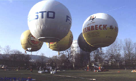 Ballone mit Werbung der Firmen Warsteiner, Festo, Isenbeck