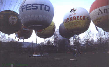 Ballone mit Werbung der Firmen Warsteiner, Festo, Isenbeck, Amstrad