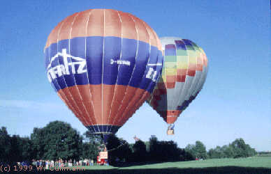 Zwei Heissluftballone kurz nach dem Start