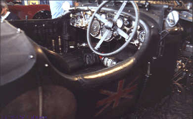 Cockpit eines weiteren schwarzen Oldtimers der unter britischer Flagge fährt (evtl. Bentley 4.5 Le Mans. Wer kennt dieses Fahrzeug?