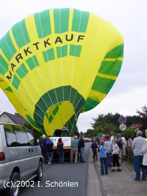 Der Marktkauf-Ballon wird zum Transport vorbereitet.