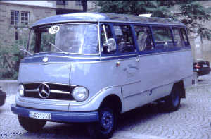 blauer Mercedes Bus