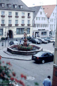 Marktplatzbrunnen aus dem Fenster des Keplermuseums gesehen